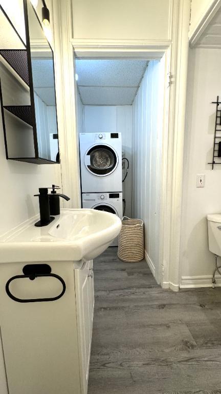 MAJESTUEUX 3 1/2 semi meublé dans un immeuble ancestral (LOGEMENT UNIQUE)