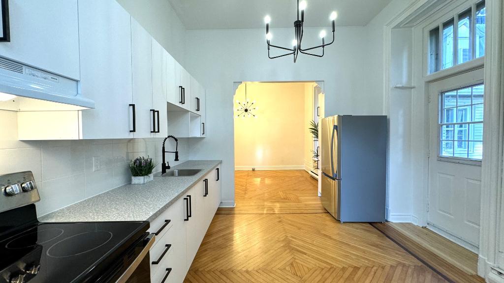 MAJESTUEUX 3 1/2 semi meublé dans un immeuble ancestral (LOGEMENT UNIQUE)