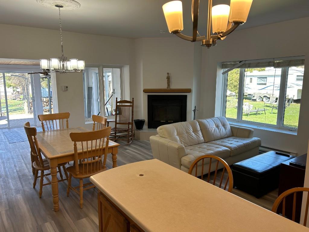 VALCOURT GRAND 4 1/2 A LOUER AVEC GARAGE