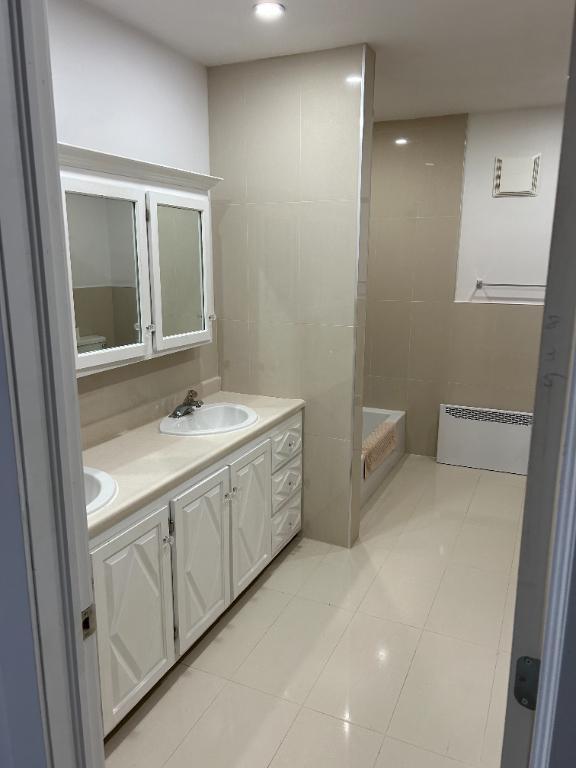 VALCOURT GRAND 4 1/2 A LOUER AVEC GARAGE