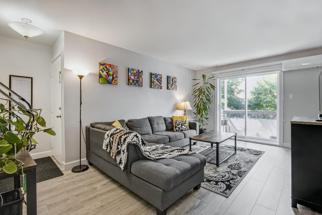 DISPO: Grand 5½ rénové, 2 stationnements, rangement, clim