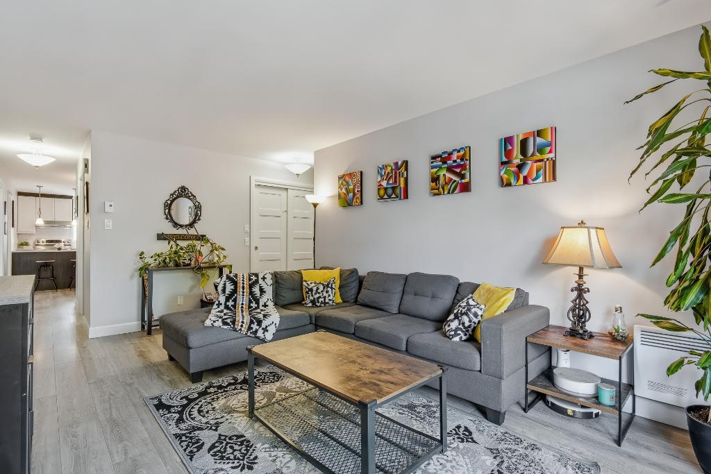 DISPO: Grand 5½ rénové, 2 stationnements, rangement, clim