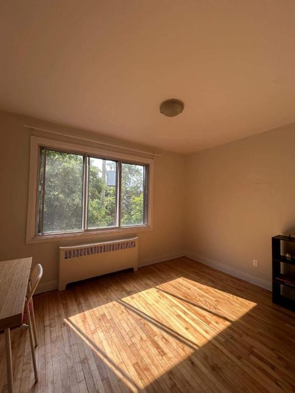 4 ½ RÉNOVÉ – CENTRALE, LUMINEUX, ÉLECTROS INCLUS