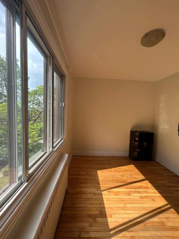 4 ½ RÉNOVÉ – CENTRALE, LUMINEUX, ÉLECTROS INCLUS