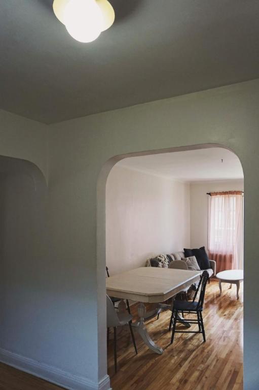 Superbe 4 ½ rénové avec grandes fenêtres