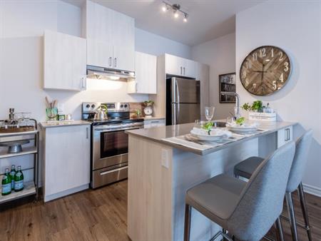 Superbe condo 3 1/2 + Boudoir (1 bdrm +Den) à louer dans Pointe-Claire