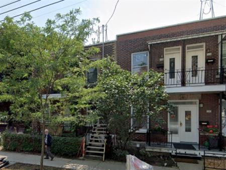 Logement Ensoleillé 2 Chambres à Coucher