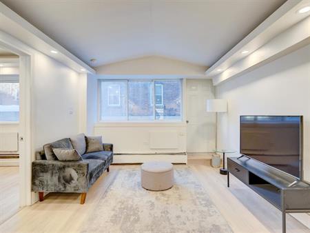 Sunny And Renovated Studio - Downtown Montreal - 5301-5317 Sherbrooke Street West, Montréal