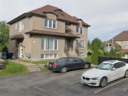 2 CH - 1 SDB - Laval - $1,800 /mo