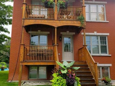 Appartement, 2 ch, 2 SDB, garage, A/C, Triplex, patio, Rangement Vieux La Prairie