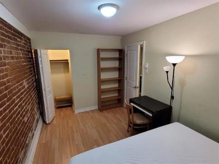 1 CH - 1 SDB - Montréal - $880 /mo