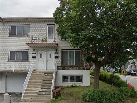 Grand 5 1/2 avec garage intérieur et cour arrière Anjou