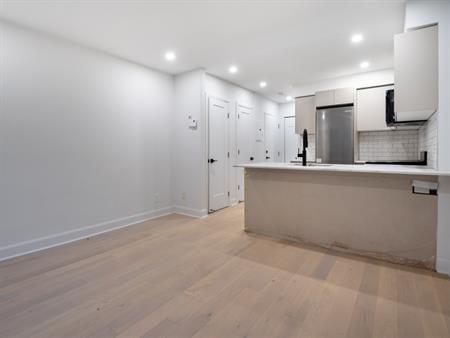 Newly Renovated 2 ½ In Rosemont