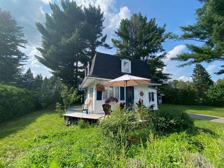 Jolie petite maison à louer au coeur du village au 25 Léonard Saint-Sauveur