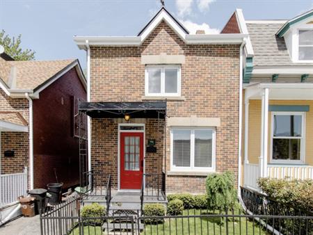 Antique Home In The Heart Of Montreal