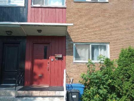 Townhouse for Rent in Beaconsfield, Qc.