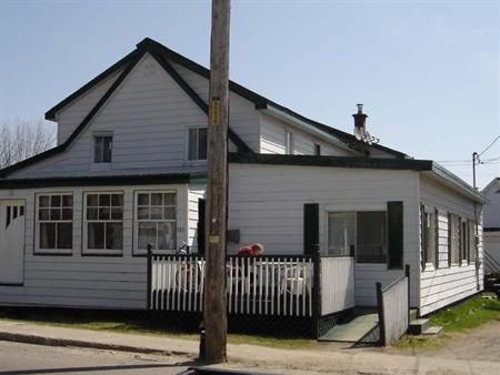 CHA'MBRE À LOUER À SAINT-AGATHE-DES-MONTS,PRÈ.S DE TOUS LES SERVICES