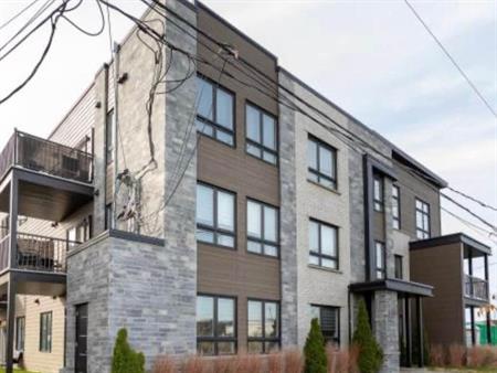 GRAND CONDO À LOUER À LAVAL 3 1/2*** AU COEUR DE LAVAL **