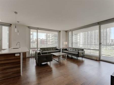 Marquise Laval spacious corner unit