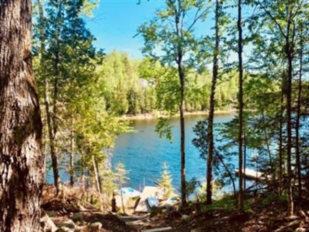 Jolie Maison Au Bord De L'eau à Louer