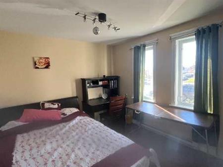 À 650$ /mois Belle grande chambre À LOUER 'immédiat, pour personne seule , meublée ttes les charges incluses hydro et Wifi ha