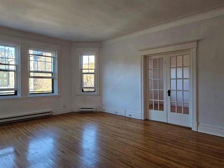 3 CH - 1 SDB - Montréal - $2,200 /mo