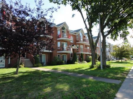 Grand 4 1/2 style condo à louer à Boisbriand pour février