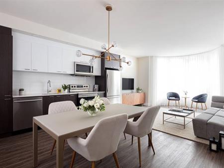 2 Bedroom + Den - 5885 Cavendish Boulevard, Montréal