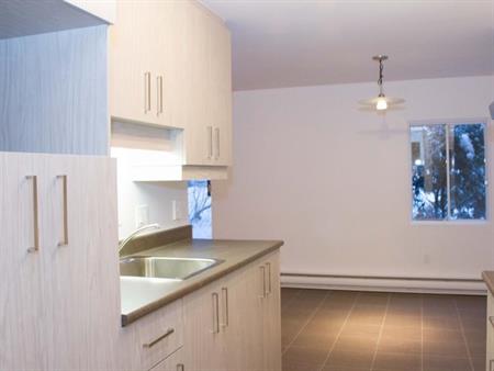 TRÈS GRAND 4 ½ EN COIN À CHARLESBOURG 976 pi2 - ENTIÈREMENT RÉNOVÉ 1505$/MOIS TOUT COMPRIS ! POUR SEPTEMBRE