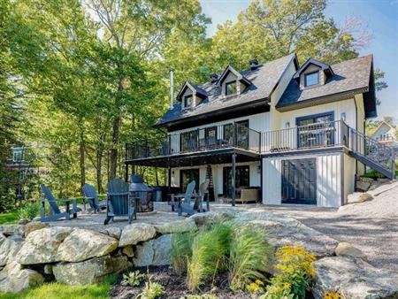 Magnifique chalet au bord de l’eau avec spa et plage privée (Lac de l’Achigan)