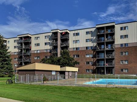 À CHARLESBOURG, GRAND 3 ½ RÉNOVÉ, COTÉ TERRAIN! - 1085$ TOUT INCLUS, DISPONIBLE À PARTIR JUILLET