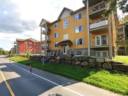 CONDO 4 1/2 à louer à Ste-Agathe-des-Monts. INCLUS DANS LOYER : le chauffage, l'eau chaude, l'air climatisé et une place de s