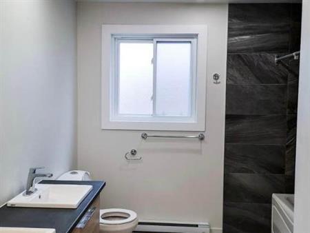 Grand 7 1/2: 3 chambres, 3 salles de bain ! Deux étages ! Valleyfield. Prêt Juillet !