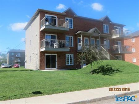 SUPERBE appartement style CONDO récent, grand 4 1/2 (1005 p.c.), dans un environnement paisible et très recherché, à seulemen