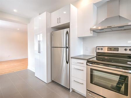 #3, 2 Bedroom 1 Bath - 2120 Van Horne, Montréal
