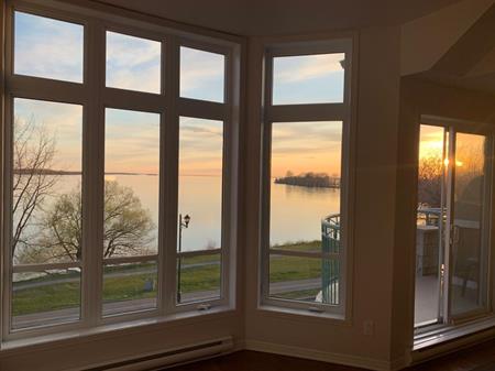 Magnifique Condo Face Au Lac St-Louis