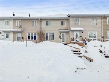 MAINTENANT-MAISON EN RANGÉE DE 3CHAMBRES