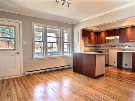 LOGEMENT 4 1/2 FENESTRÉ AVEC VERANDA (AVANT)À WOTTON