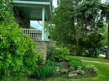 Adj Ahuntsic grand 3 1/2 semi meublé 5 électros, haut d'une maison près de la rivière de la piste cyclable et du boulevard Go