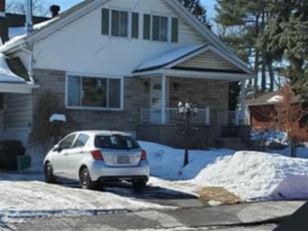 Adj Ahuntsic Grand 3 1/2 Semi Meublé Sta