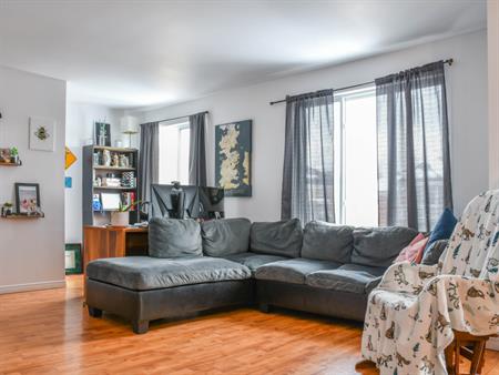 Stylo Condo 4 1/2 + 2 Stationnements