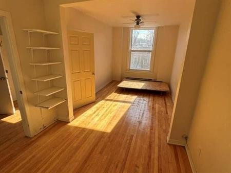 3 CH - 1 SDB - Montréal - $2,400 /mo