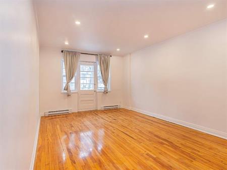 TRES GRAND 3 1/2 - 3485 ELLENDALE - RECEMMENT RENOVE
