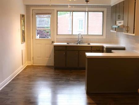 Très beau 51/2 dans haut de duplex Anjou