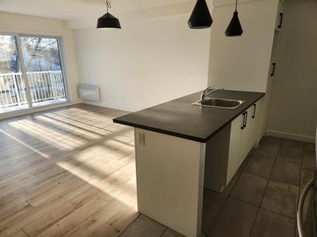 Disponible** 3 ½ ** Au Cœur De Ste-Foy