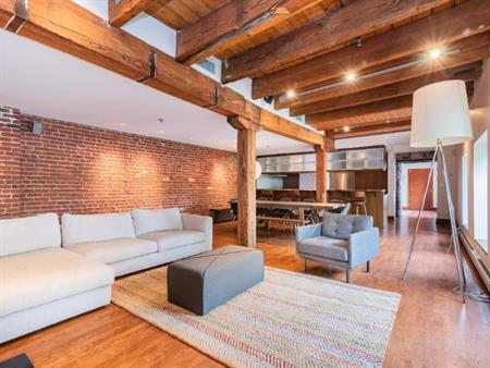 GRAND CONDO 4 1/2 dans un immeuble historique du Vieux Montréal