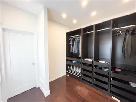 1 room house of 239 m² in Cantley