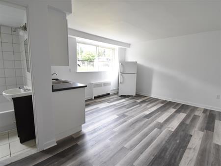Studio Semi-meublé, Service Inclus!
