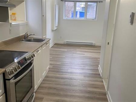 3 ½ RÉNOVÉ | ÎLE-PERROT | TOUT INCLUS + HYDRO | 1200 $ | 1er JUILLET / RENOVATED 3 ½ | ALL INCLUDED + HYDRO | JULY 1