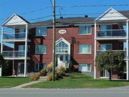 Très grand 4 1/2 à louer type condo,